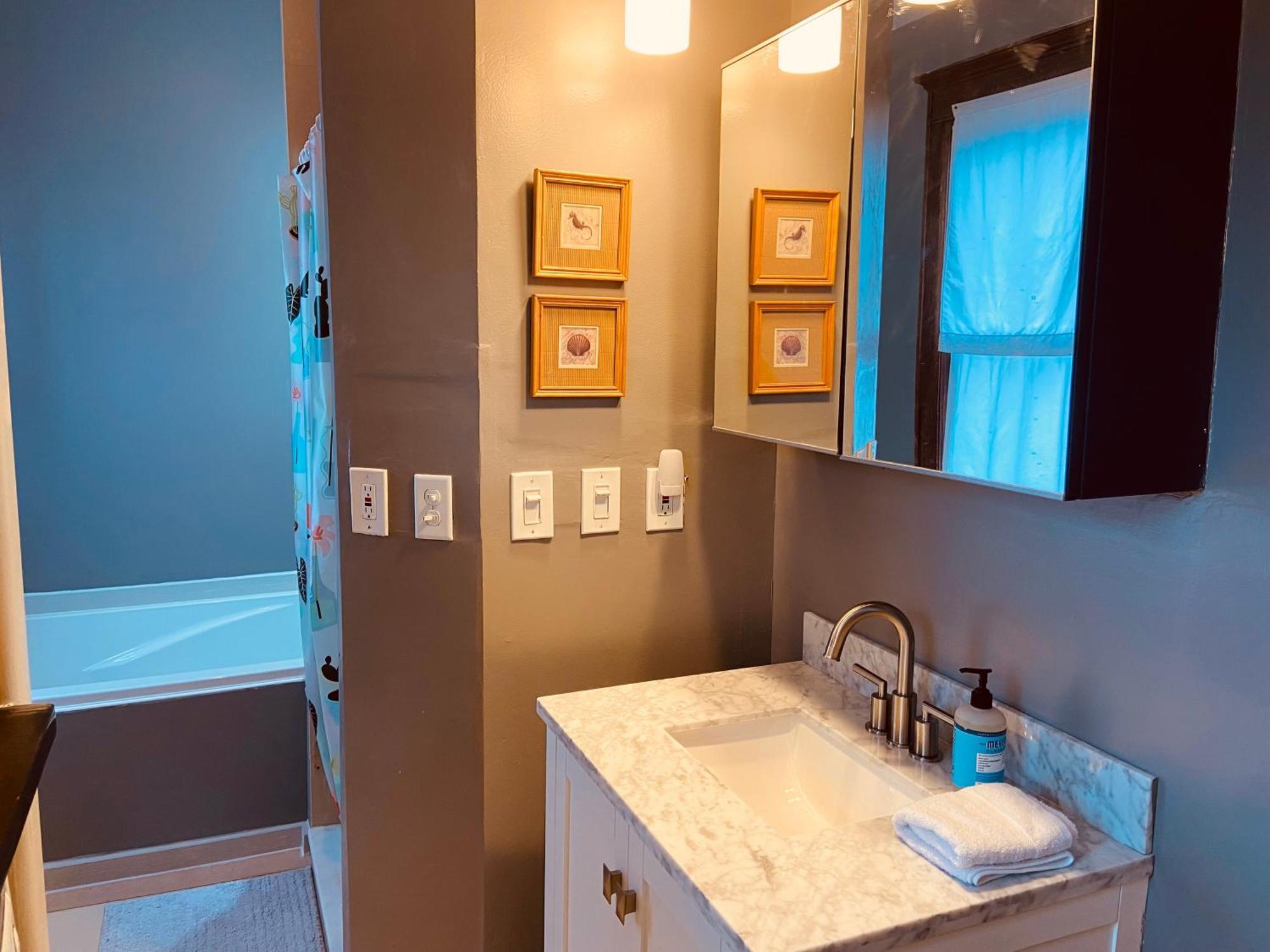 Clover Apartment In Blue House On The Park مينيابولس، مينيسوتا المظهر الخارجي الصورة
